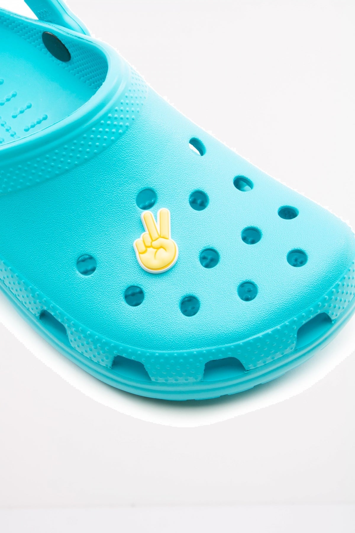 CROCS JIBBITS PEACE HAND SIGN en color AMARILLO  (2)