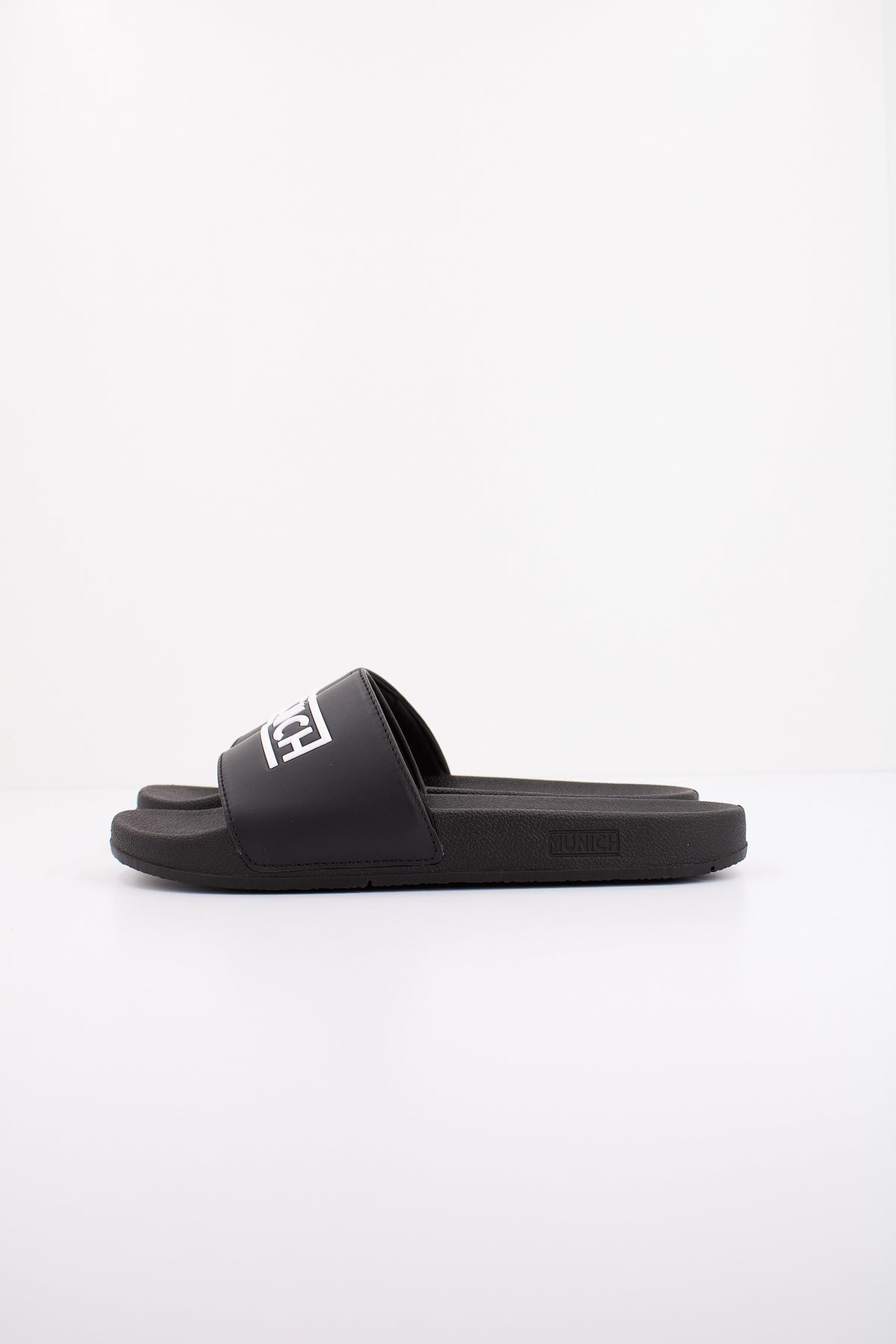 MUNICH FLAT SLIDER D LOGO BLA en color NEGRO  (1)