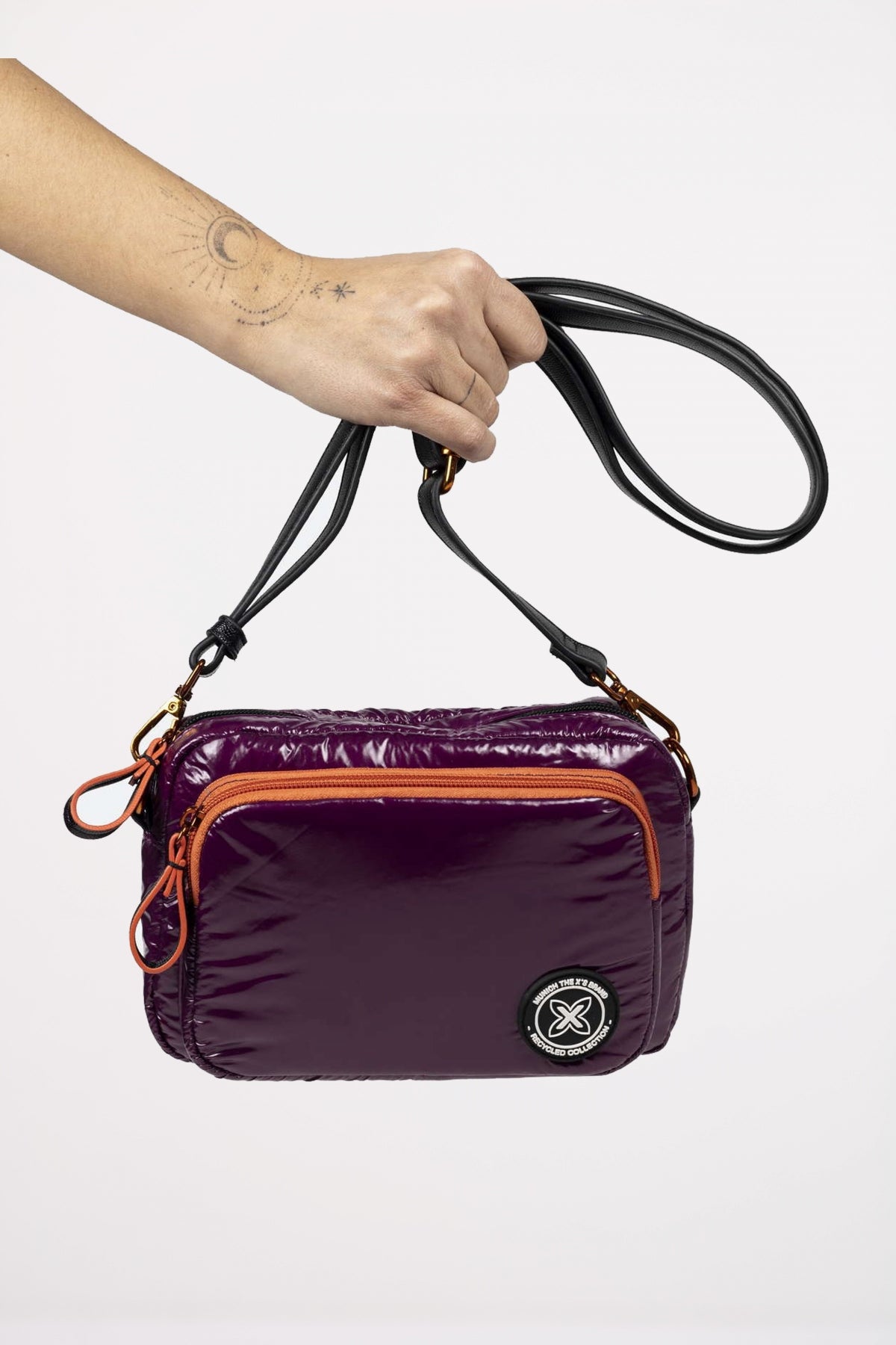 MUNICH GLOSS RECYCLED CROSSBODY en color VIOLETA  (4)