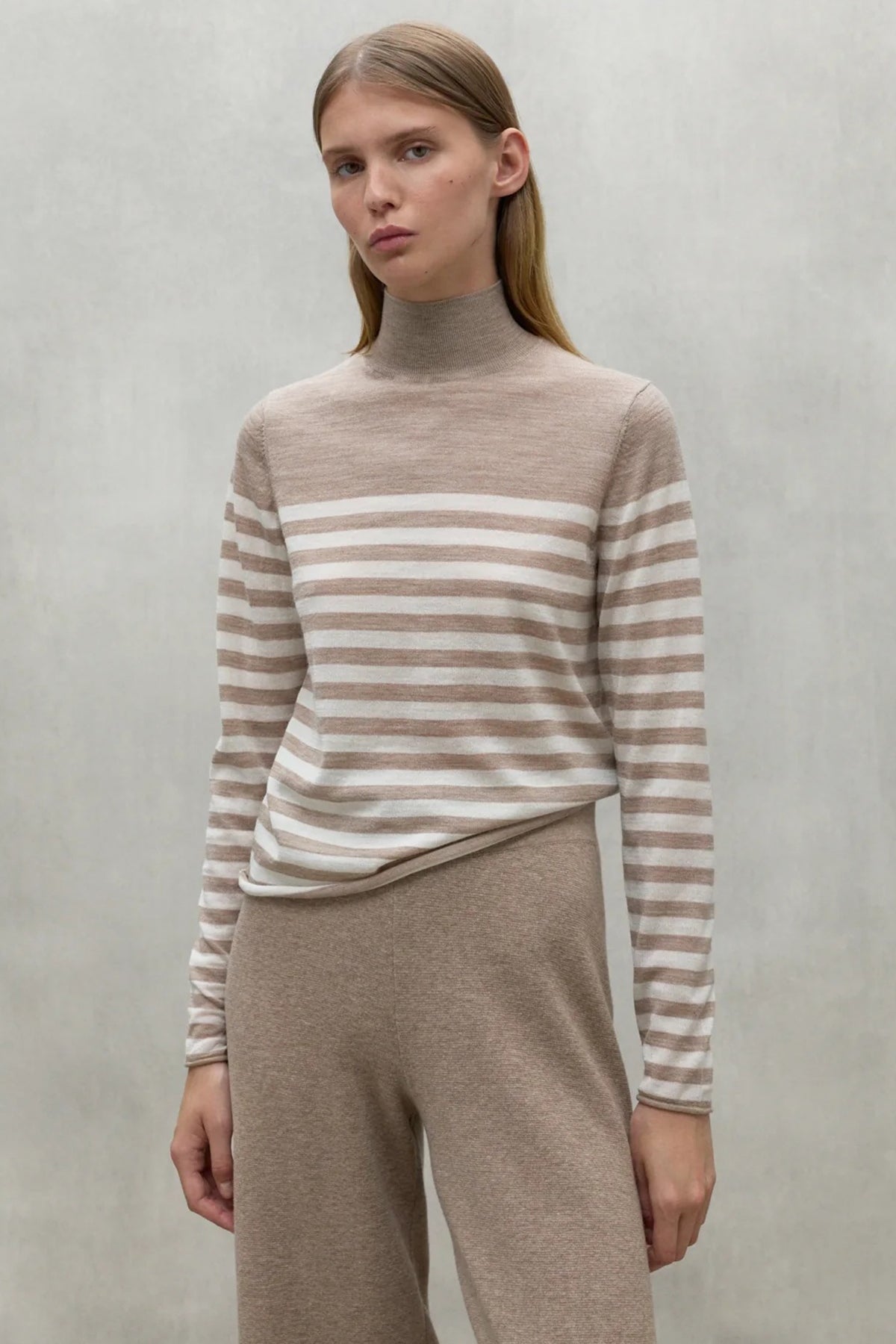 ECOALF TURTLENECK JUMPER FAYA en color BEIS  (1)