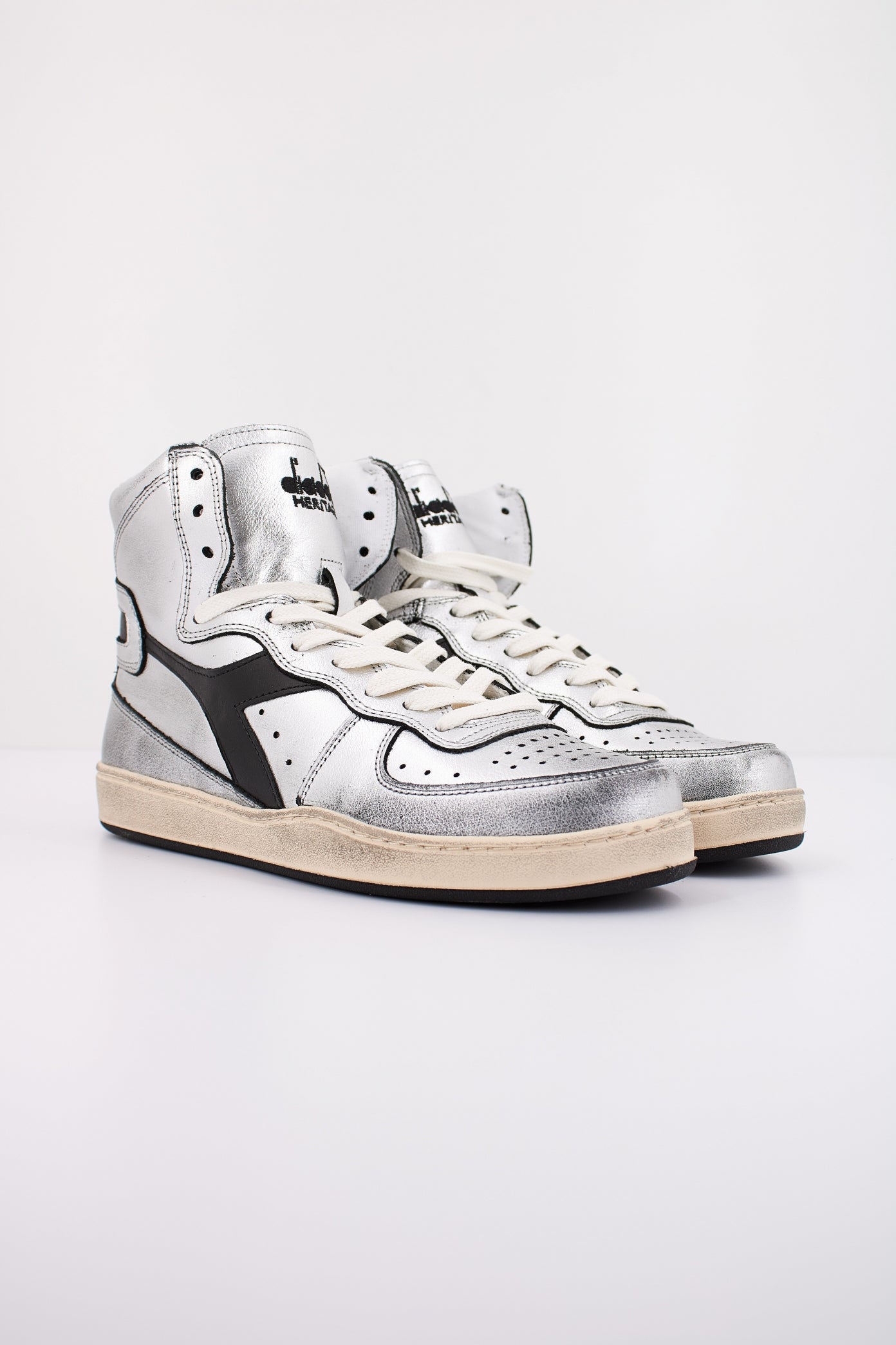 DIADORA HERITAGE BASKET USED en color PLATA  (2)