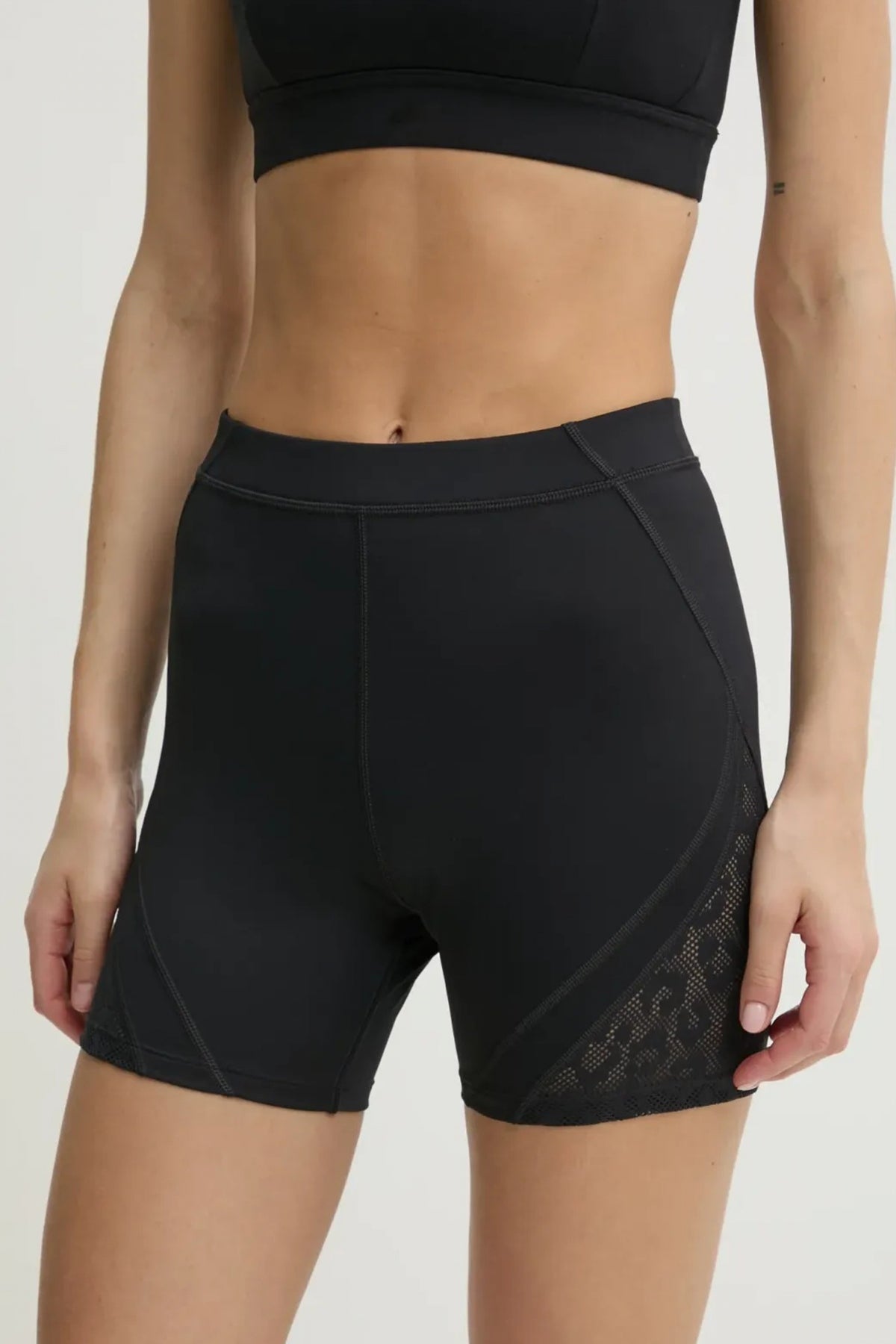 REEBOK MESH HR BIKE SHORT en color NEGRO  (1)