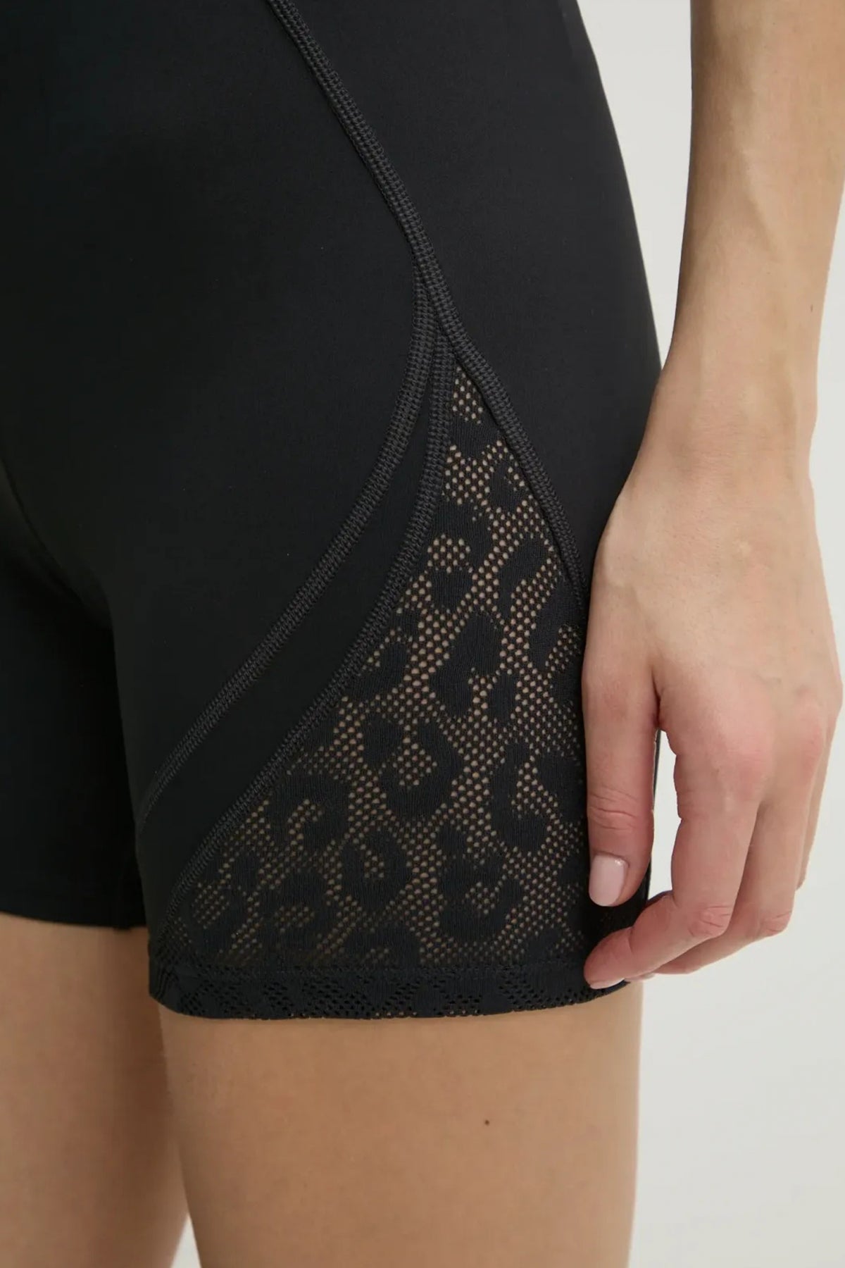 REEBOK MESH HR BIKE SHORT en color NEGRO  (3)