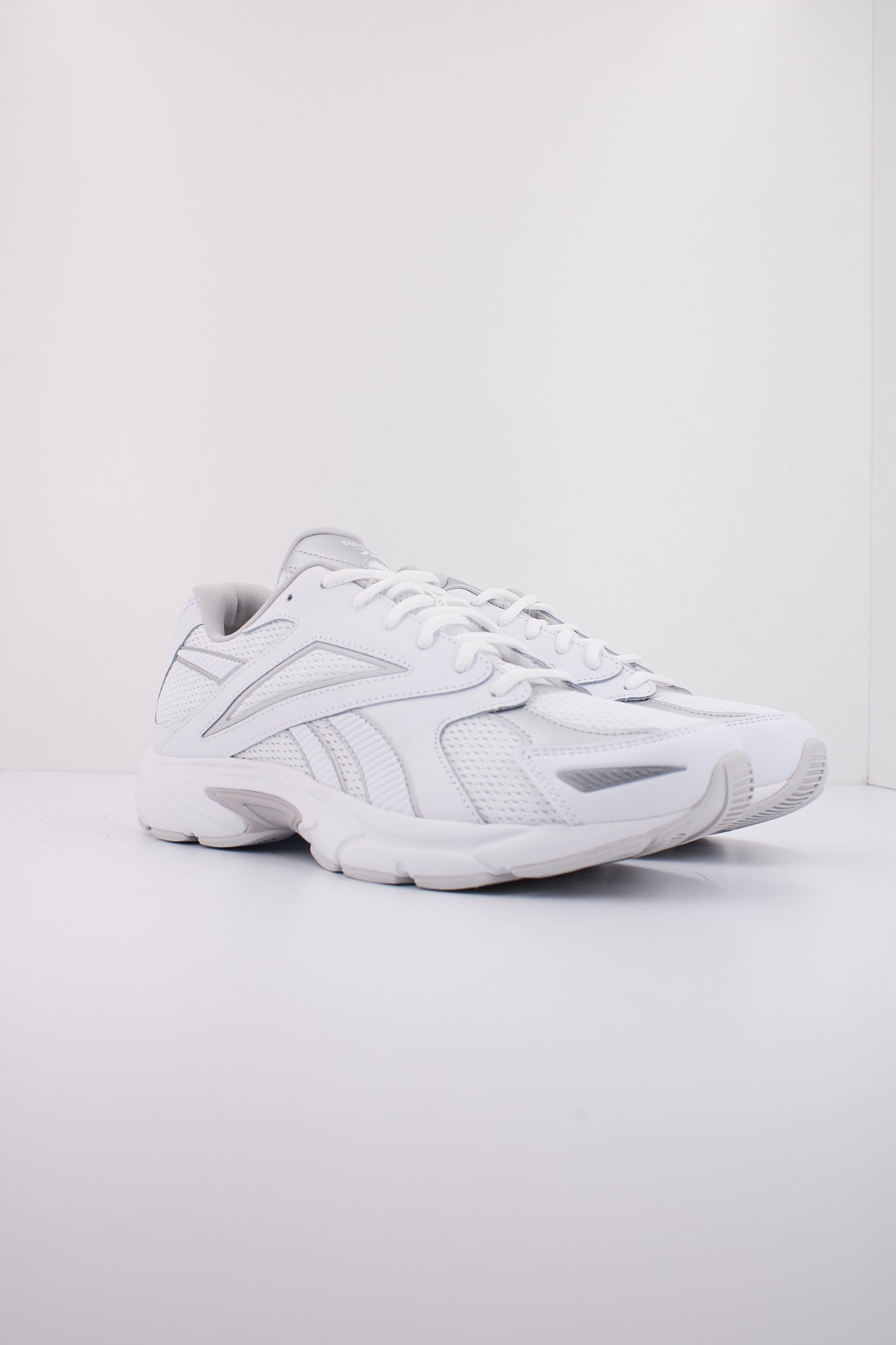 REEBOK  ROAD PRIME en color BLANCO  (2)