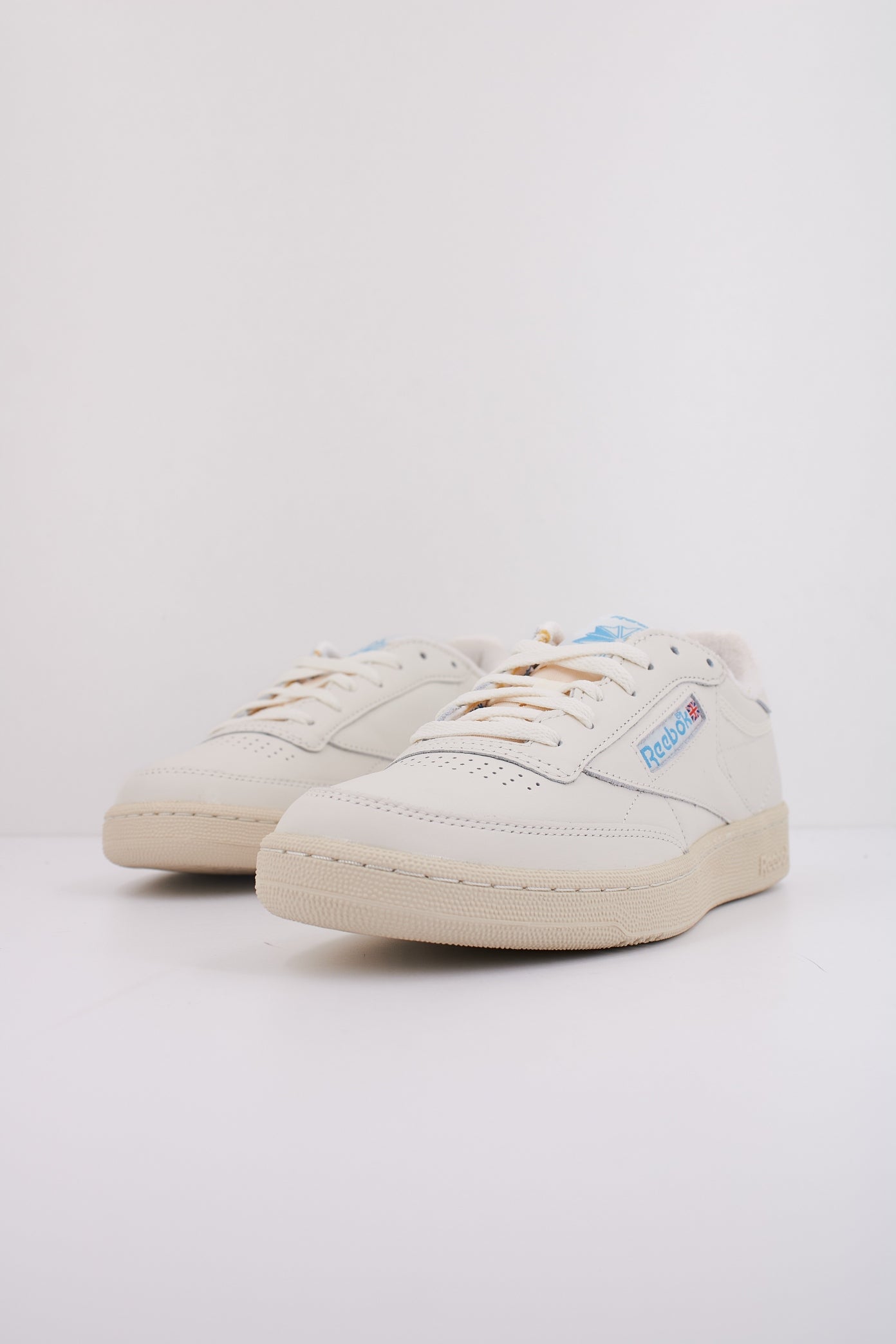 REEBOK CLUB C  VINTAGE en color BEIS  (2)