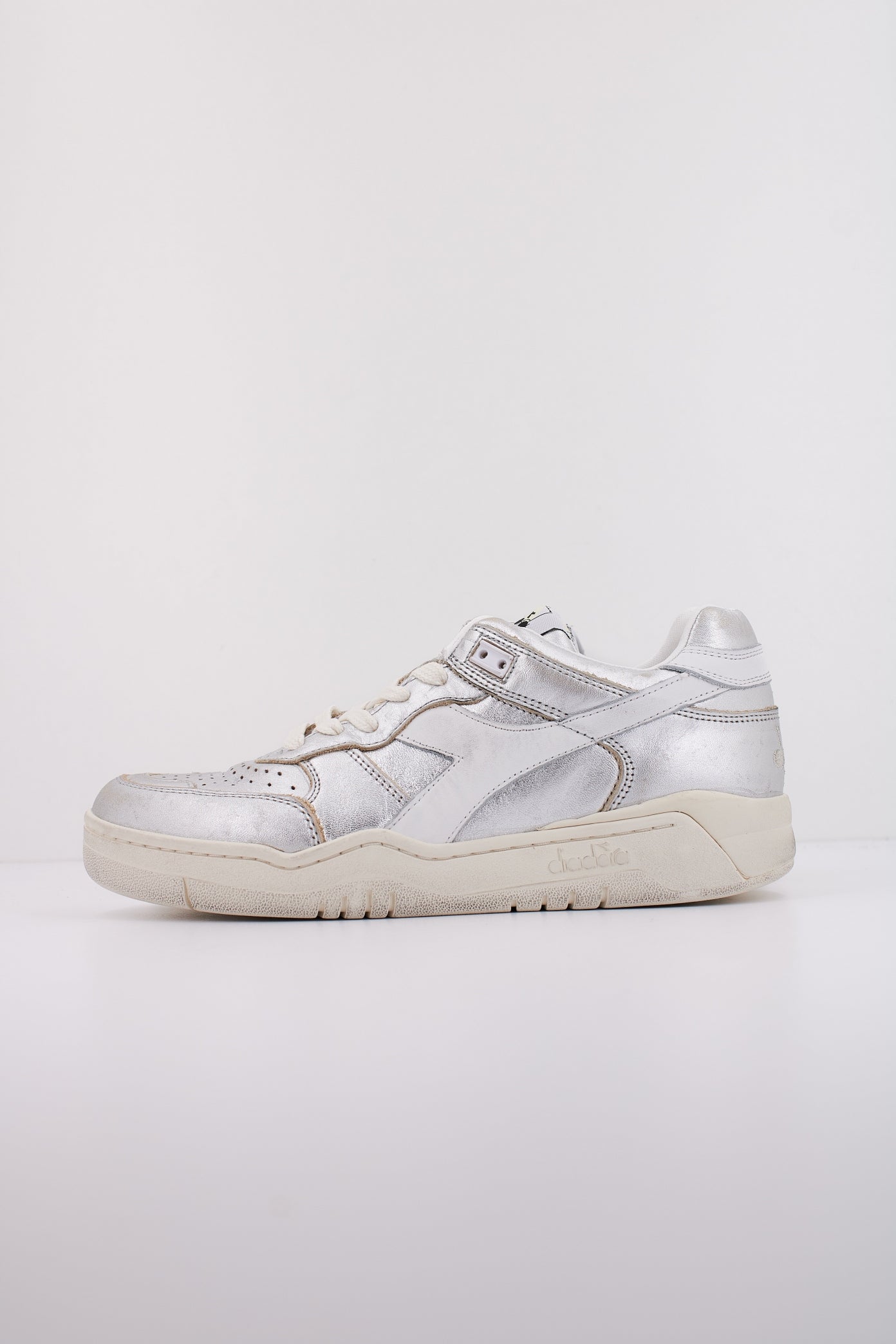 DIADORA METAL WN en color PLATA  (1)