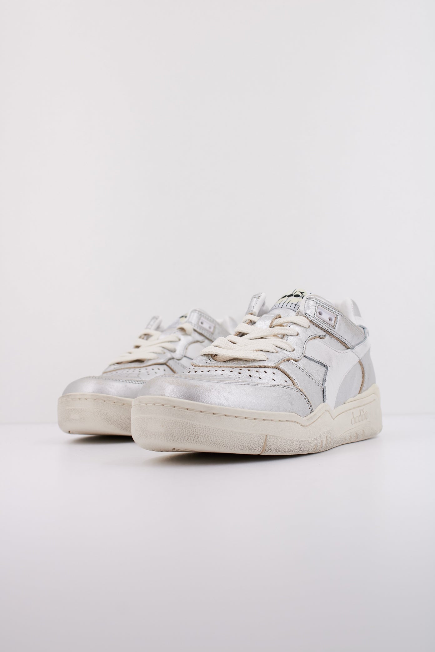 DIADORA METAL WN en color PLATA  (2)