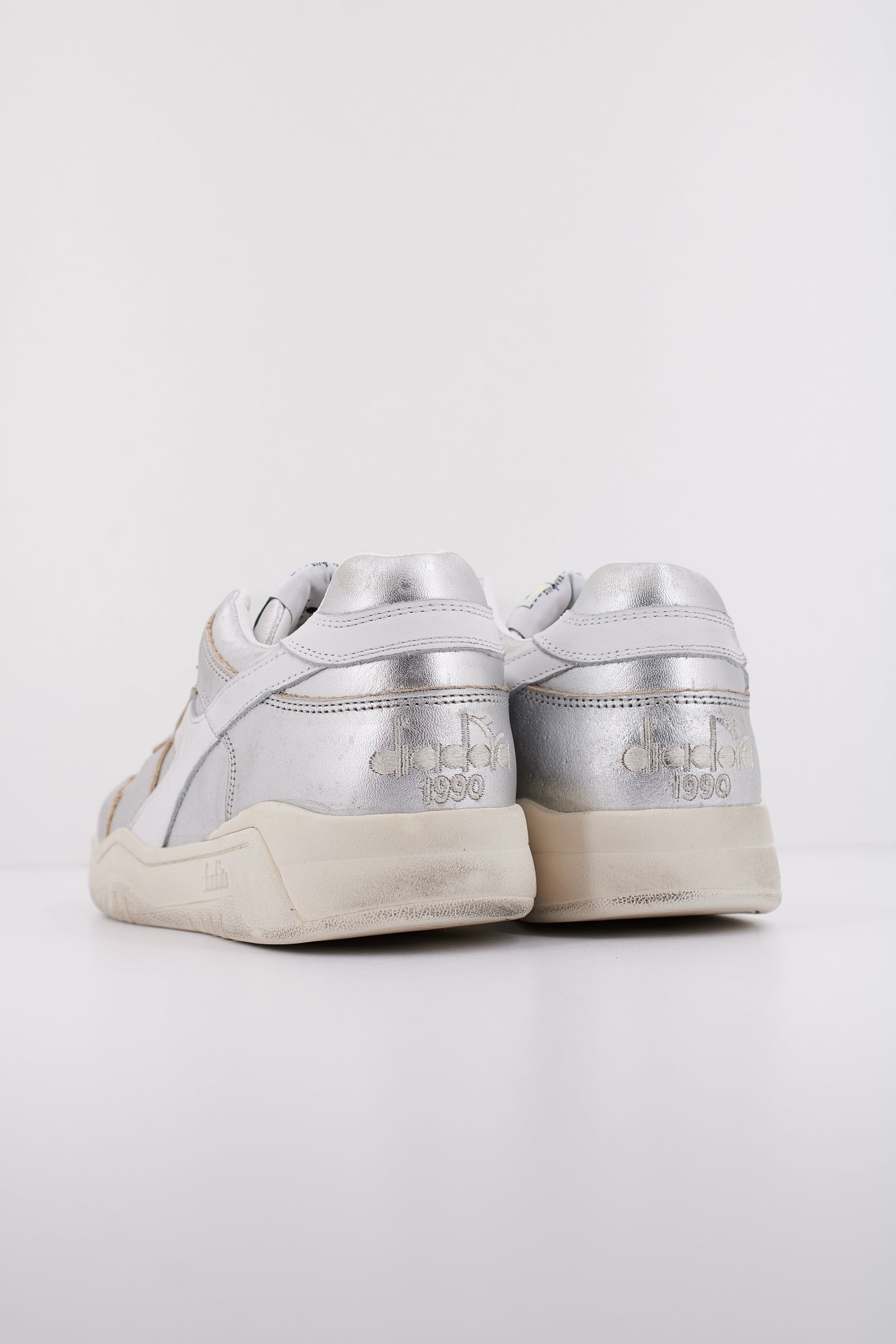 DIADORA METAL WN en color PLATA  (4)