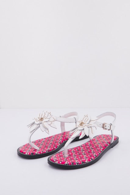 TOMMY HILFIGER TH GEO PRINT FLAT SANDAL en color BLANCO  (2)