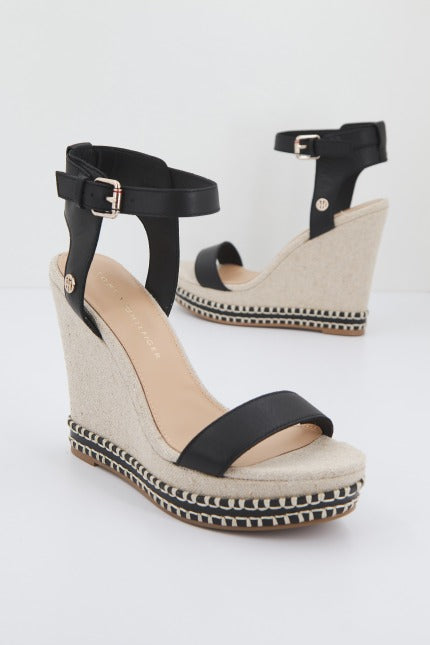 TOMMY HILFIGER ELEVATED SIGNATURE WEDGE en color NEGRO  (2)