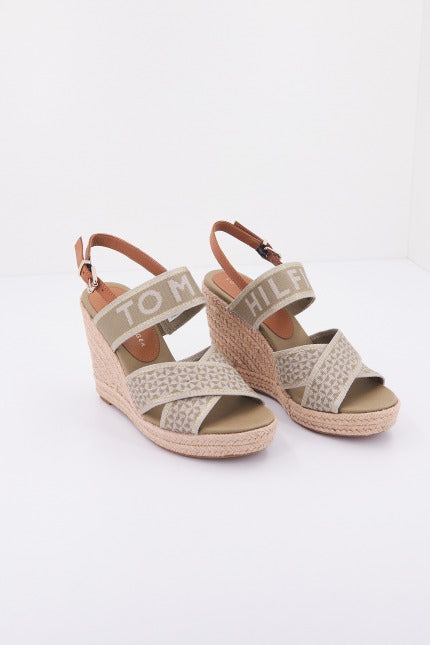 TOMMY HILFIGER WEBBING HIGH WEDGE en color VERDE  (1)