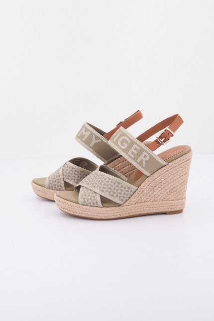 TOMMY HILFIGER WEBBING HIGH WEDGE en color VERDE  (3)