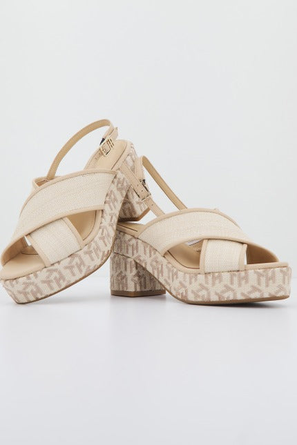 TOMMY HILFIGER TH RAFFIA MID HEEL SANDA en color BEIS  (1)