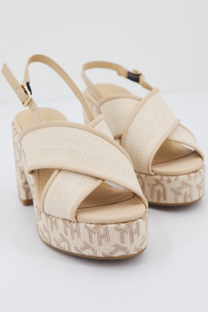 TOMMY HILFIGER TH RAFFIA MID HEEL SANDA en color BEIS  (2)