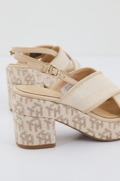 TOMMY HILFIGER TH RAFFIA MID HEEL SANDA en color BEIS  (3)