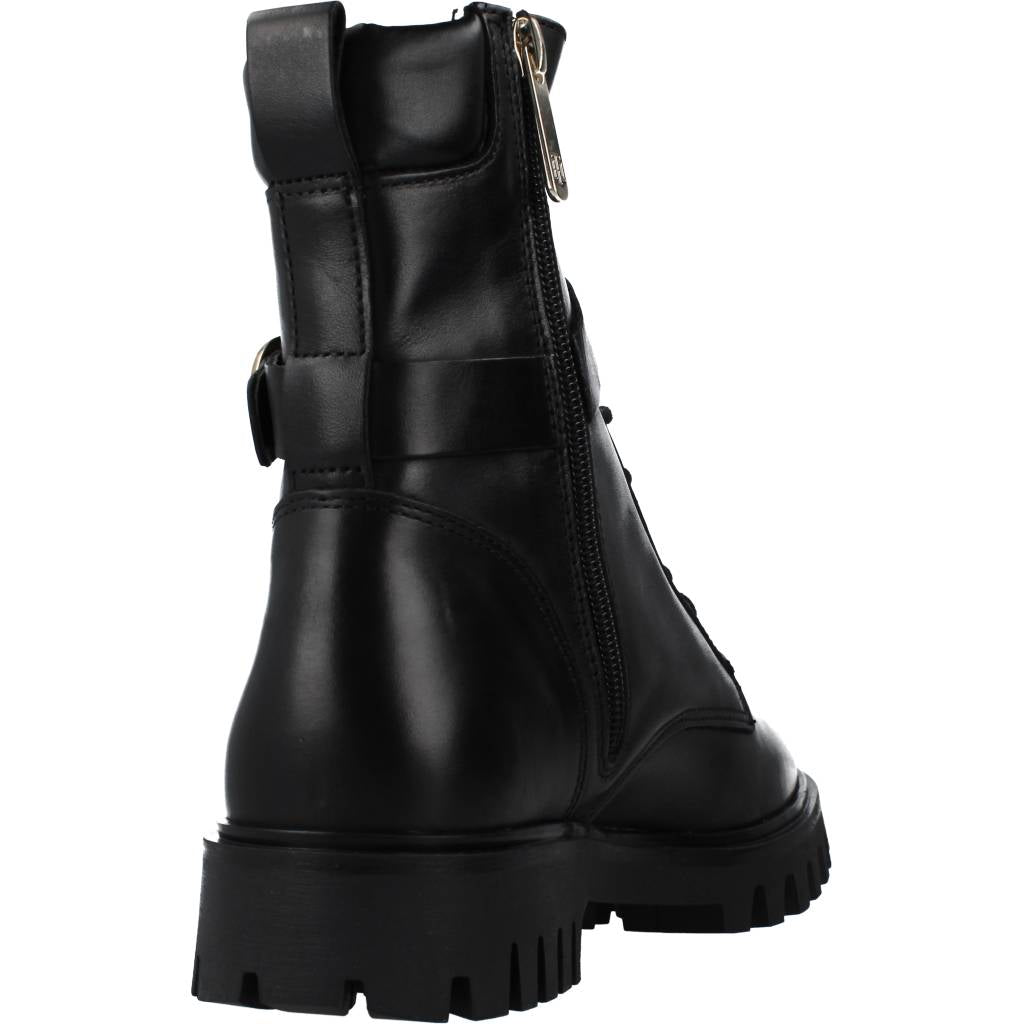 TOMMY HILFIGER  BUCKLE LACE UP BOOT en color NEGRO  (3)