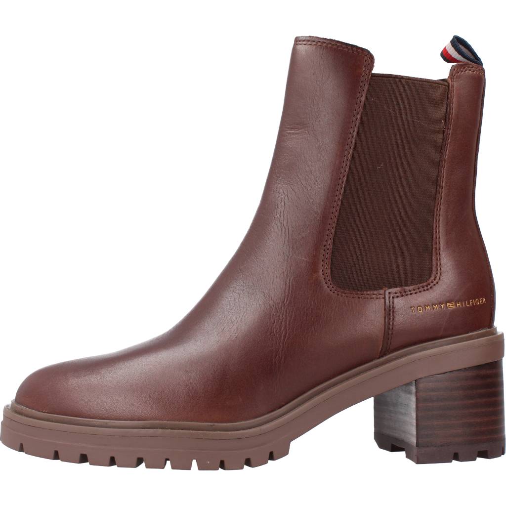 TOMMY HILFIGER OUTDOOR CHELSEA MID HEEL en color MARRON  (2)