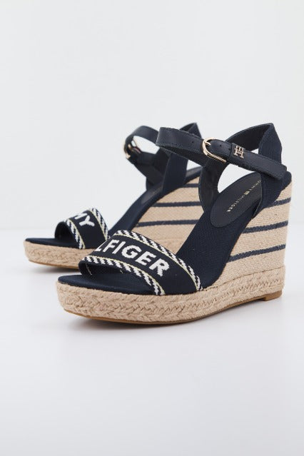 TOMMY HILFIGER SEASONAL WEBBING WEDGE en color AZUL  (2)