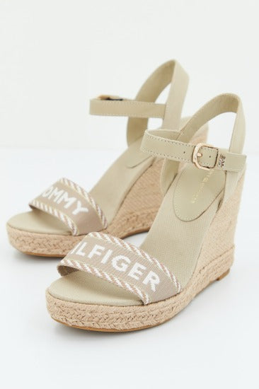 TOMMY HILFIGER SEASONAL WEBBING WEDGE en color BEIS  (1)