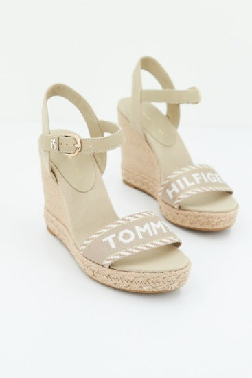 TOMMY HILFIGER SEASONAL WEBBING WEDGE en color BEIS  (2)