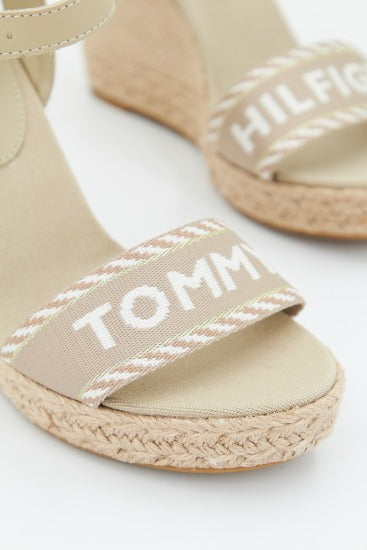 TOMMY HILFIGER SEASONAL WEBBING WEDGE en color BEIS  (4)