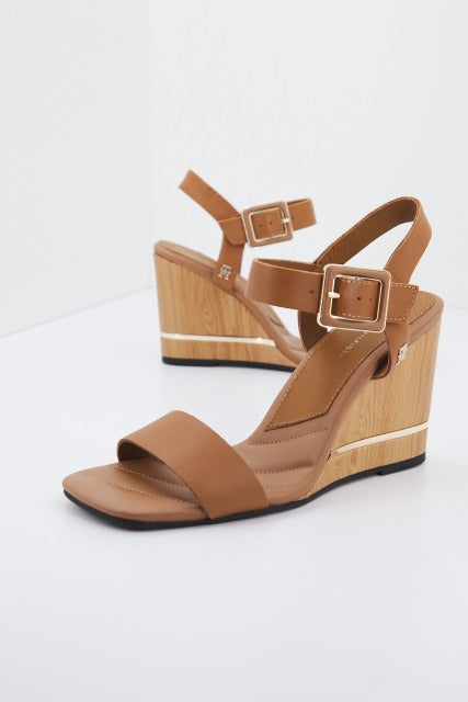 TOMMY HILFIGER  HARDWARE WEDGE SANDAL en color MARRON  (1)