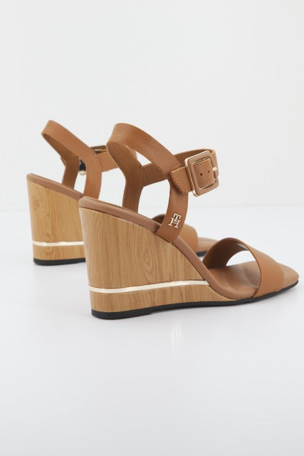 TOMMY HILFIGER  HARDWARE WEDGE SANDAL en color MARRON  (3)