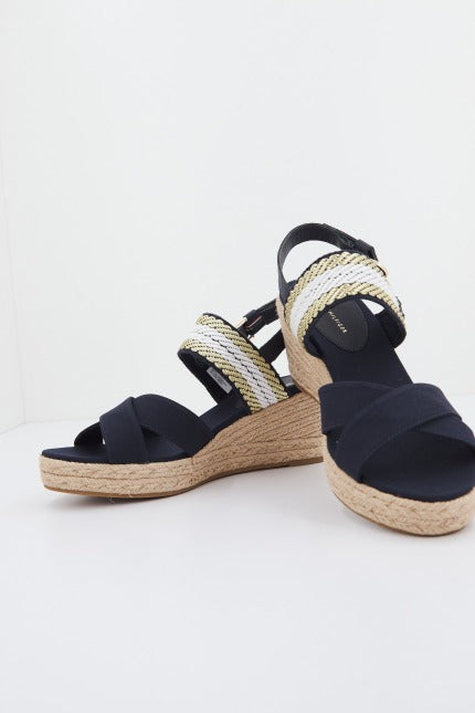 TOMMY HILFIGER GOLDEN WEBBING MID WEDGE en color AZUL  (2)