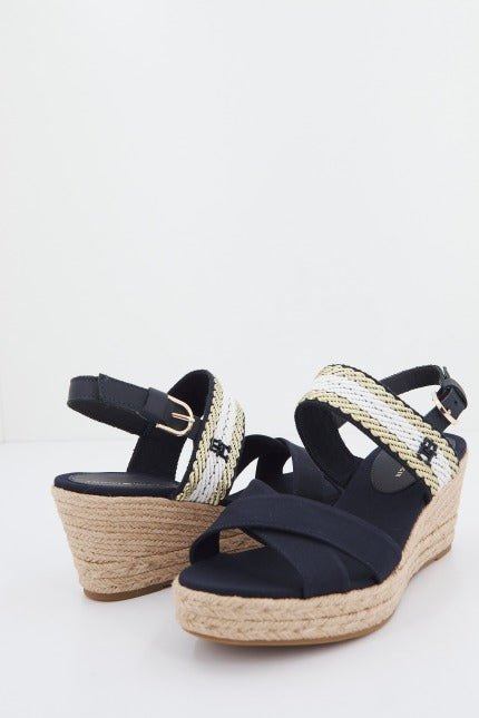 TOMMY HILFIGER GOLDEN WEBBING MID WEDGE en color AZUL  (3)