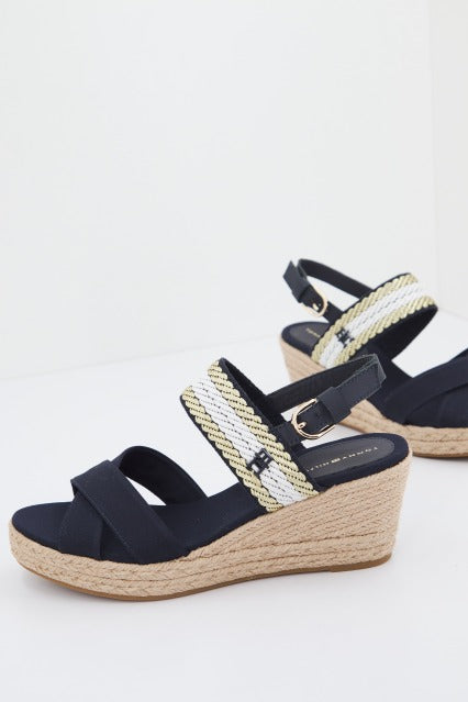 TOMMY HILFIGER GOLDEN WEBBING MID WEDGE en color AZUL  (4)