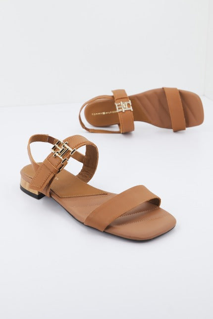 TOMMY HILFIGER HARDWARE FLAT SANDAL en color MARRON  (1)