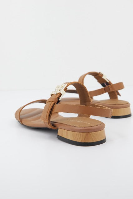 TOMMY HILFIGER HARDWARE FLAT SANDAL en color MARRON  (3)