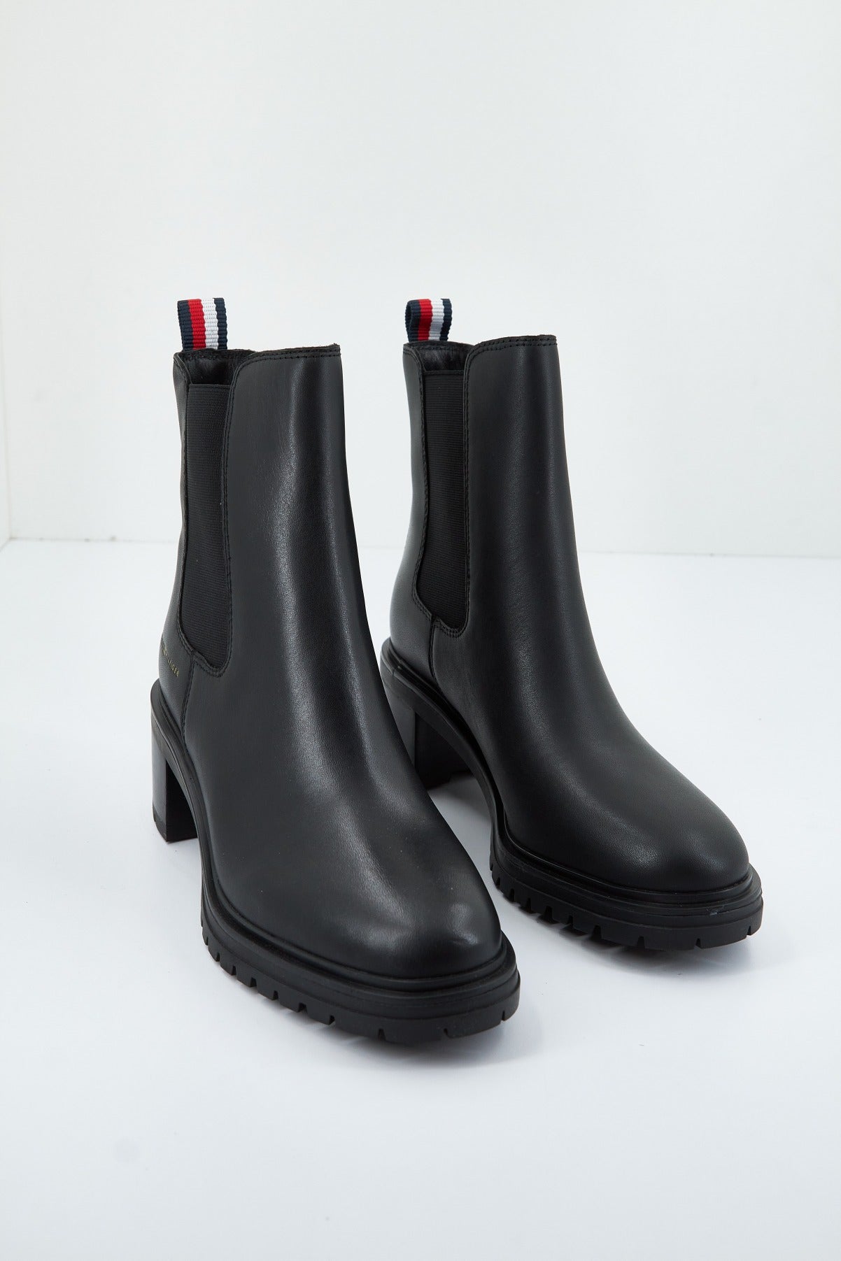 TOMMY HILFIGER ESSENTIAL MIDHEEL LEATHE en color NEGRO  (2)