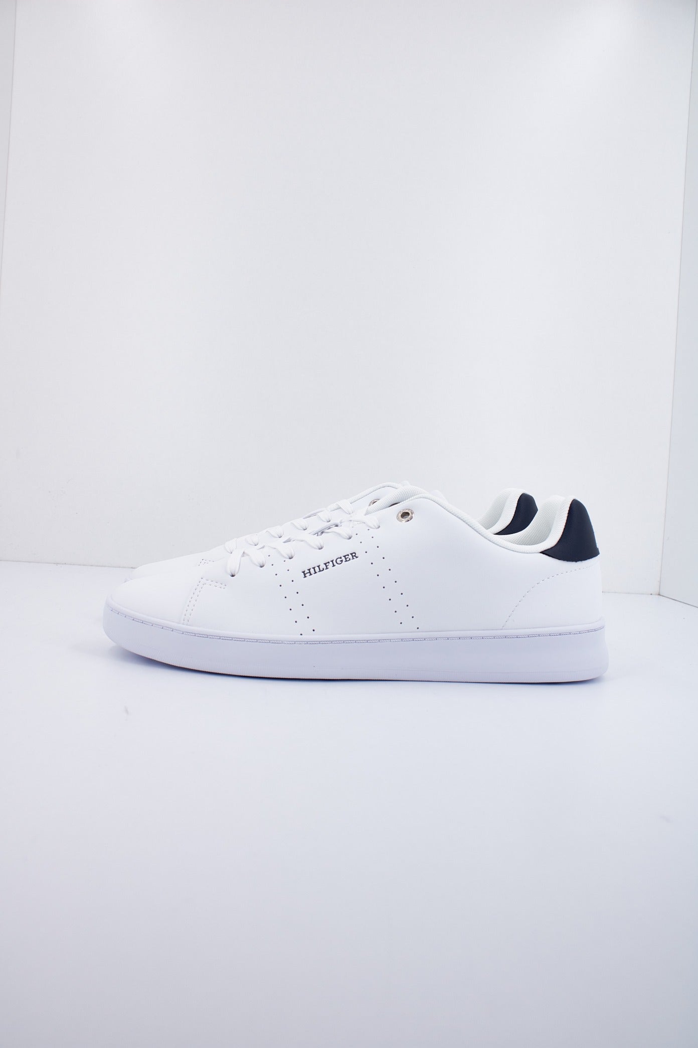 TOMMY HILFIGER COURT CUP LTH PERF DETAIL en color BLANCO  (1)