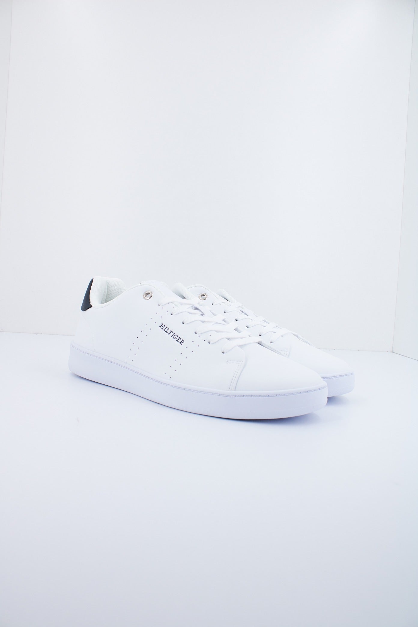 TOMMY HILFIGER COURT CUP LTH PERF DETAIL en color BLANCO  (2)