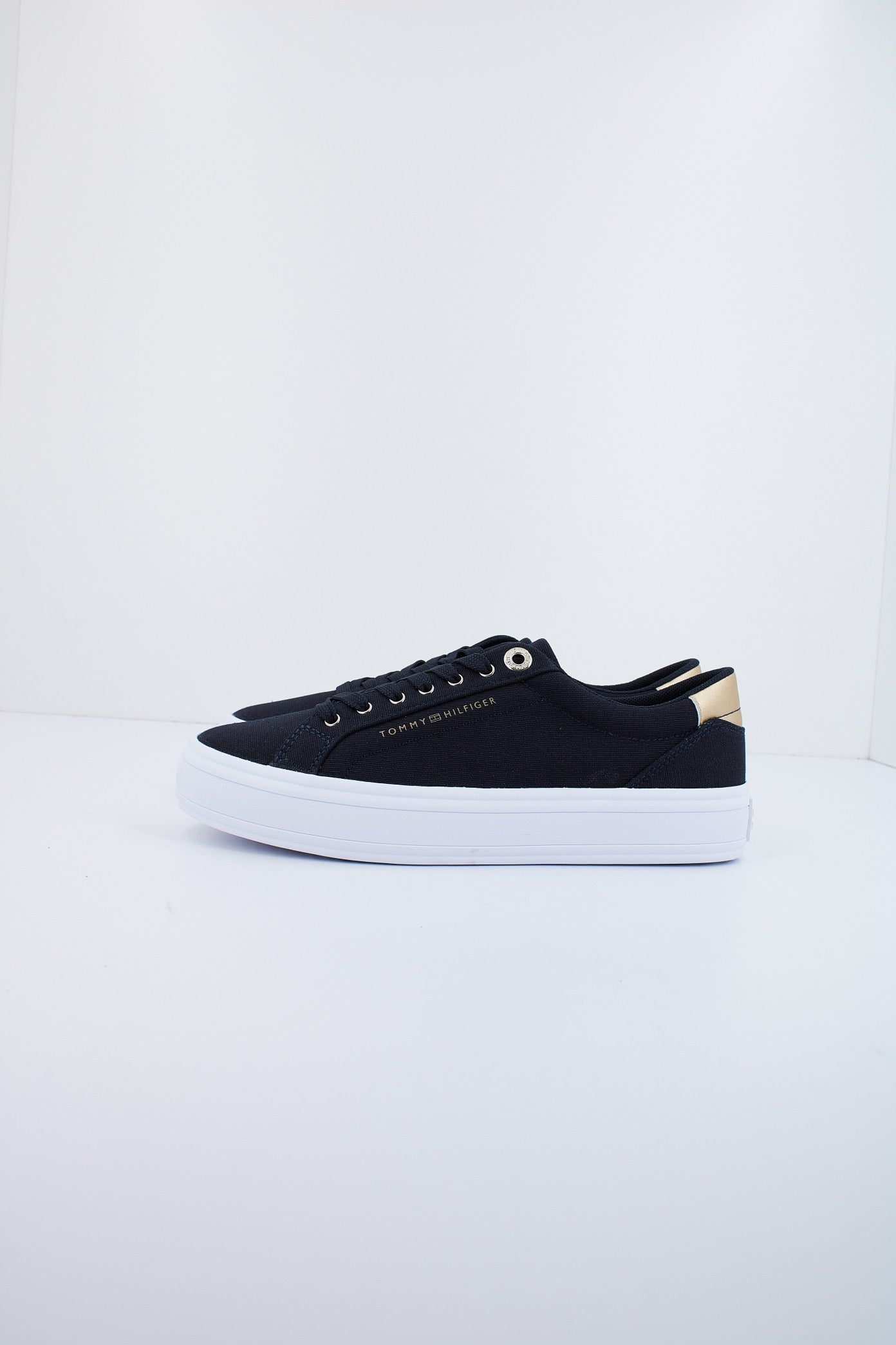 TOMMY HILFIGER ESSENTIAL VULC CANVAS SNEAKER en color NEGRO  (1)