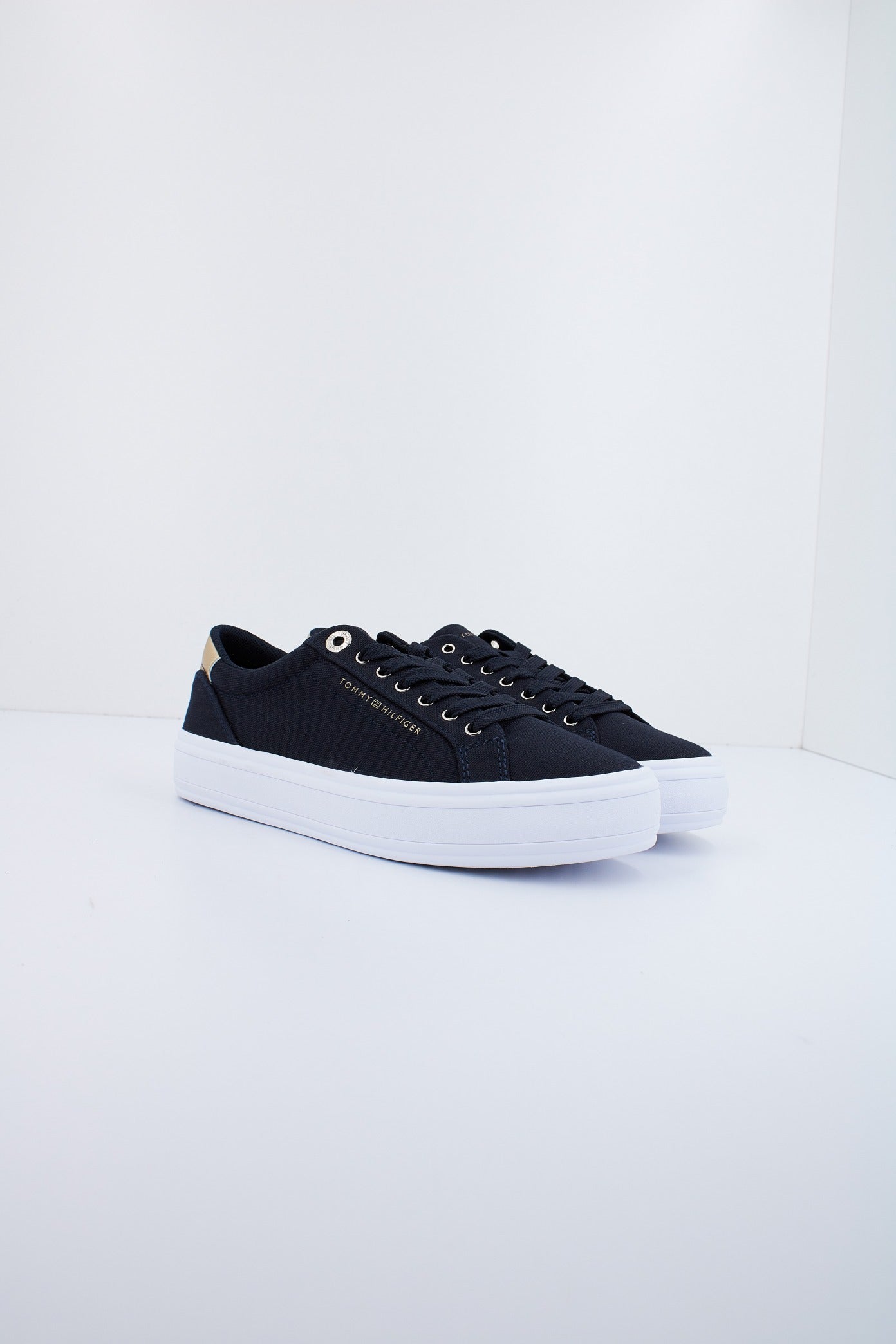 TOMMY HILFIGER ESSENTIAL VULC CANVAS SNEAKER en color NEGRO  (2)