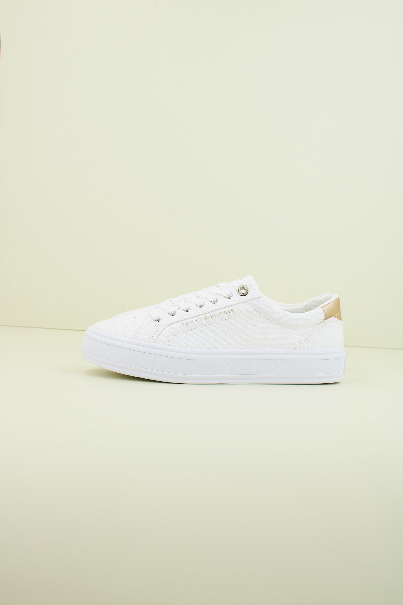 TOMMY HILFIGER ESSENTIAL VULC CANVAS SNEAKER en color BLANCO  (1)