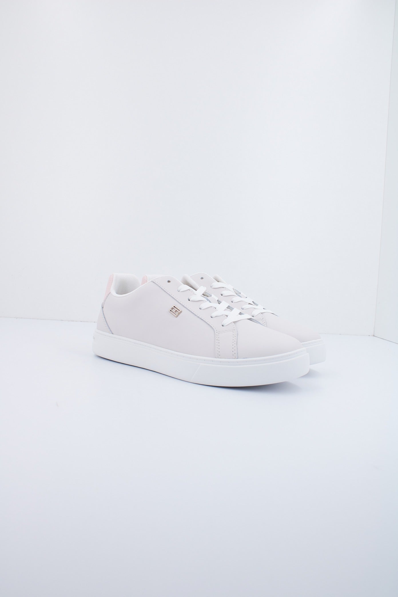 TOMMY HILFIGER ESSENTIAL COURT SNEAKER en color BEIS  (2)