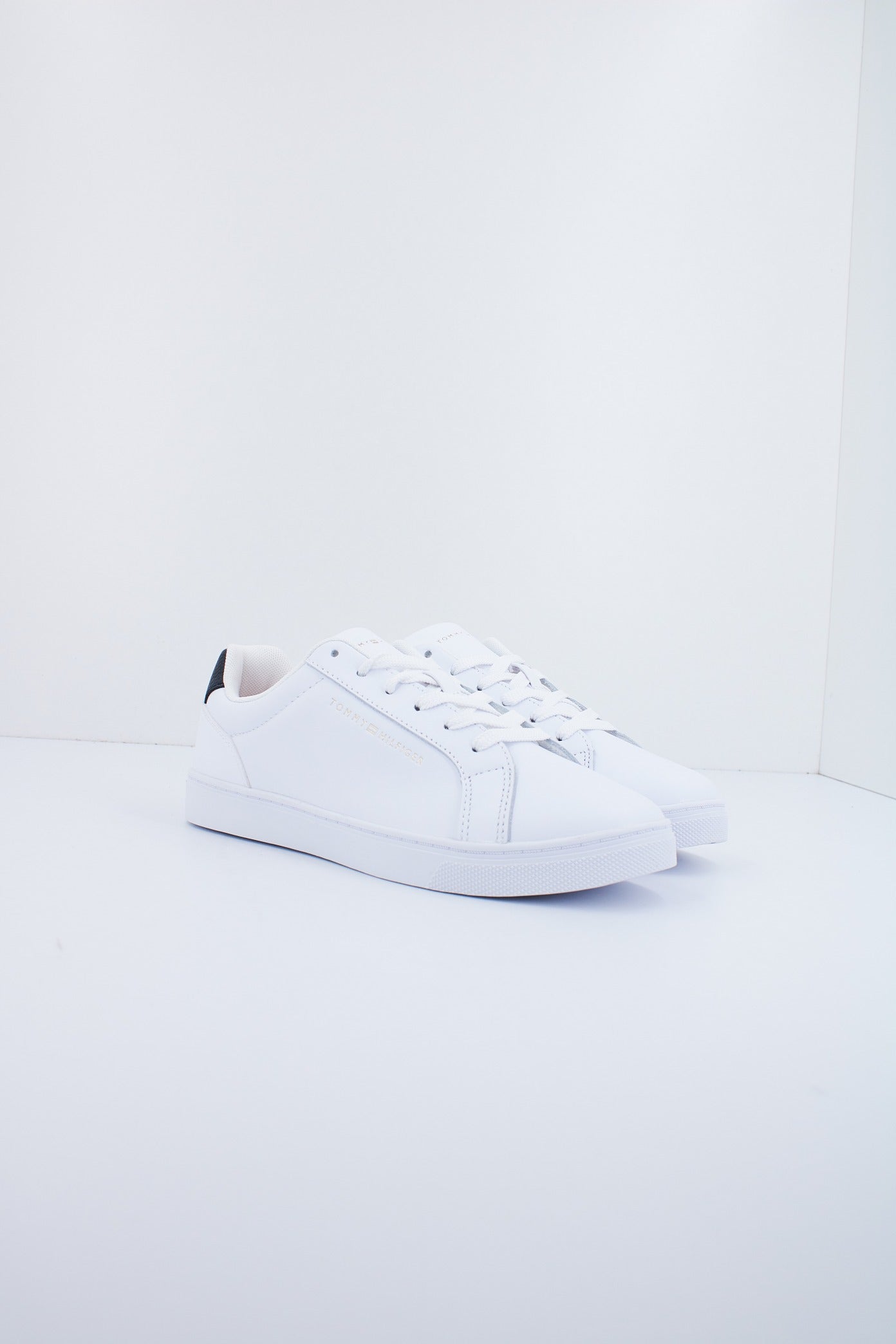 TOMMY HILFIGER ESSENTIAL CUPSOLE SNEAKER en color BLANCO  (2)