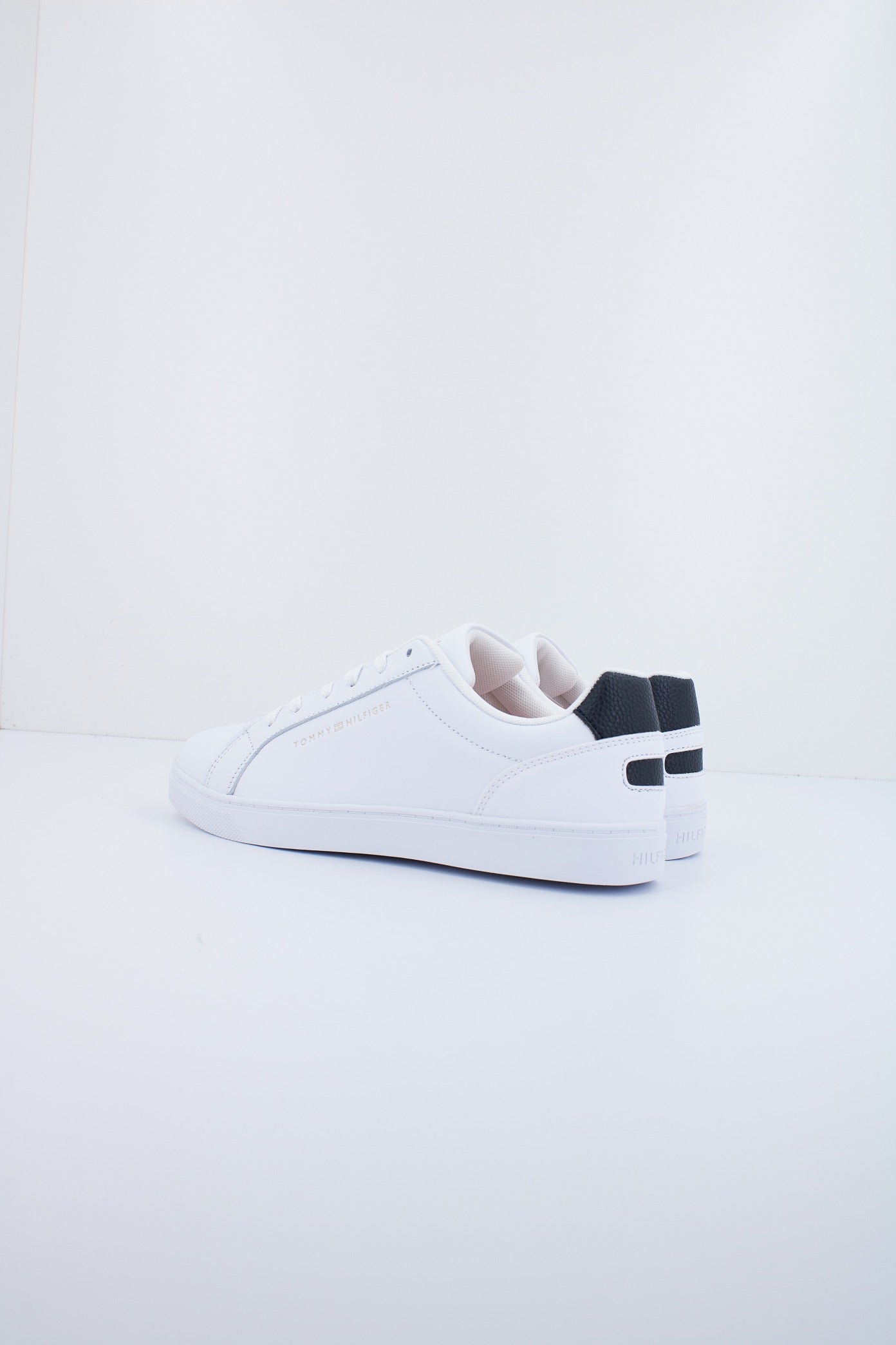 TOMMY HILFIGER ESSENTIAL CUPSOLE SNEAKER en color BLANCO  (3)