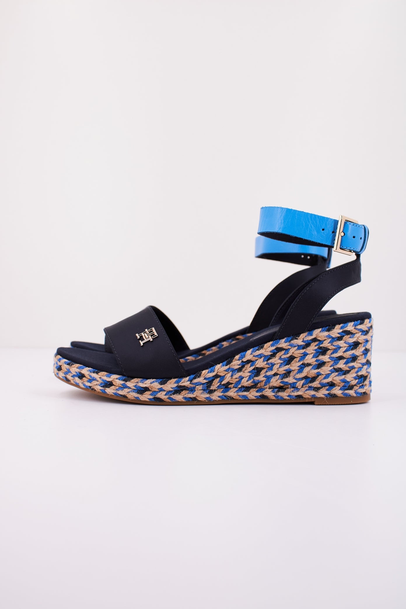 TOMMY HILFIGER COLORFUL WEDGE SATIN SANDAL en color AZUL  (1)