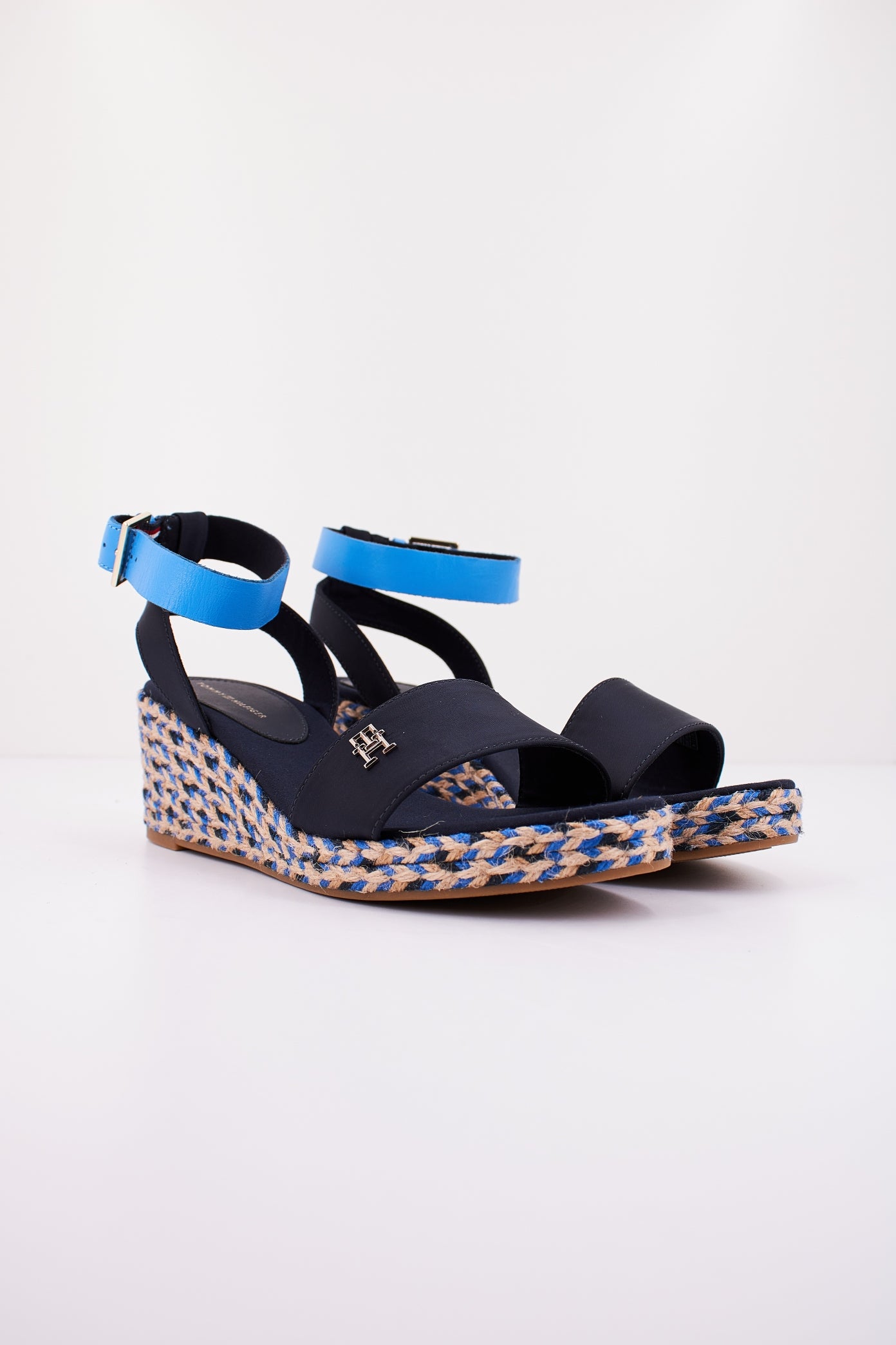 TOMMY HILFIGER COLORFUL WEDGE SATIN SANDAL en color AZUL  (2)