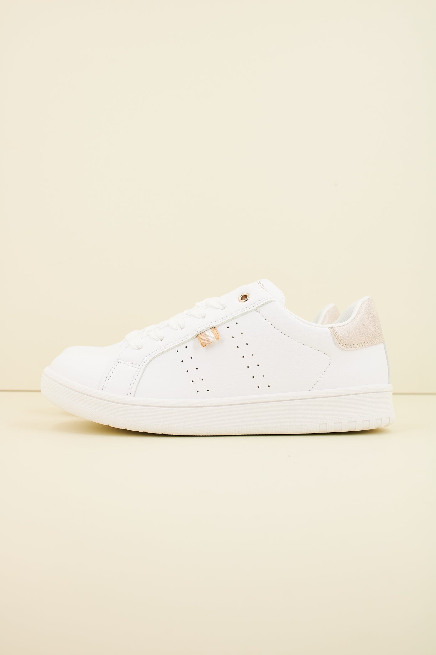 TOMMY HILFIGER SNEAKER BASSA ALLACCIATA en color BLANCO  (1)