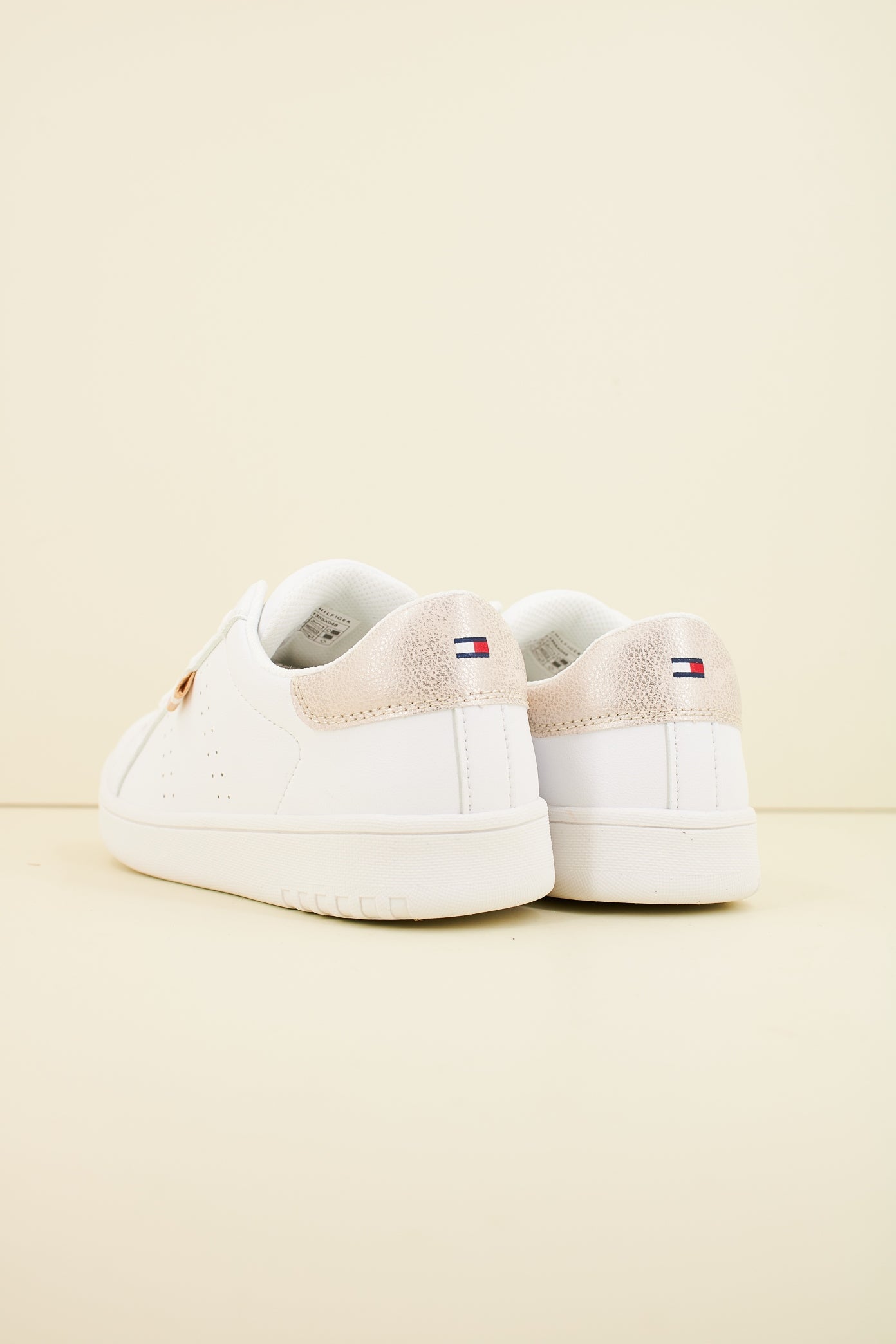 TOMMY HILFIGER SNEAKER BASSA ALLACCIATA en color BLANCO  (3)