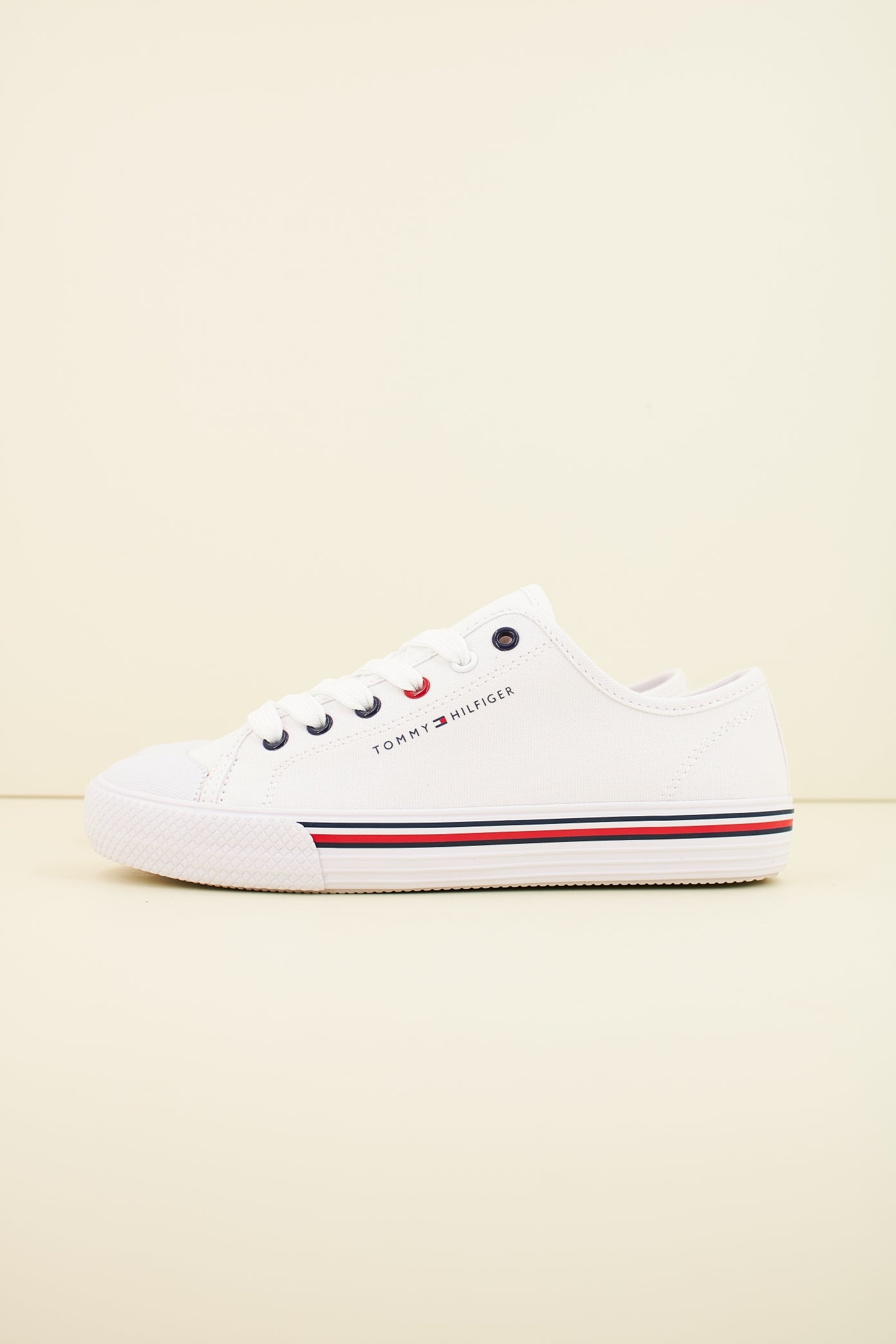 TOMMY HILFIGER SNEAKER BASSA ALLACCIATA en color BLANCO  (1)