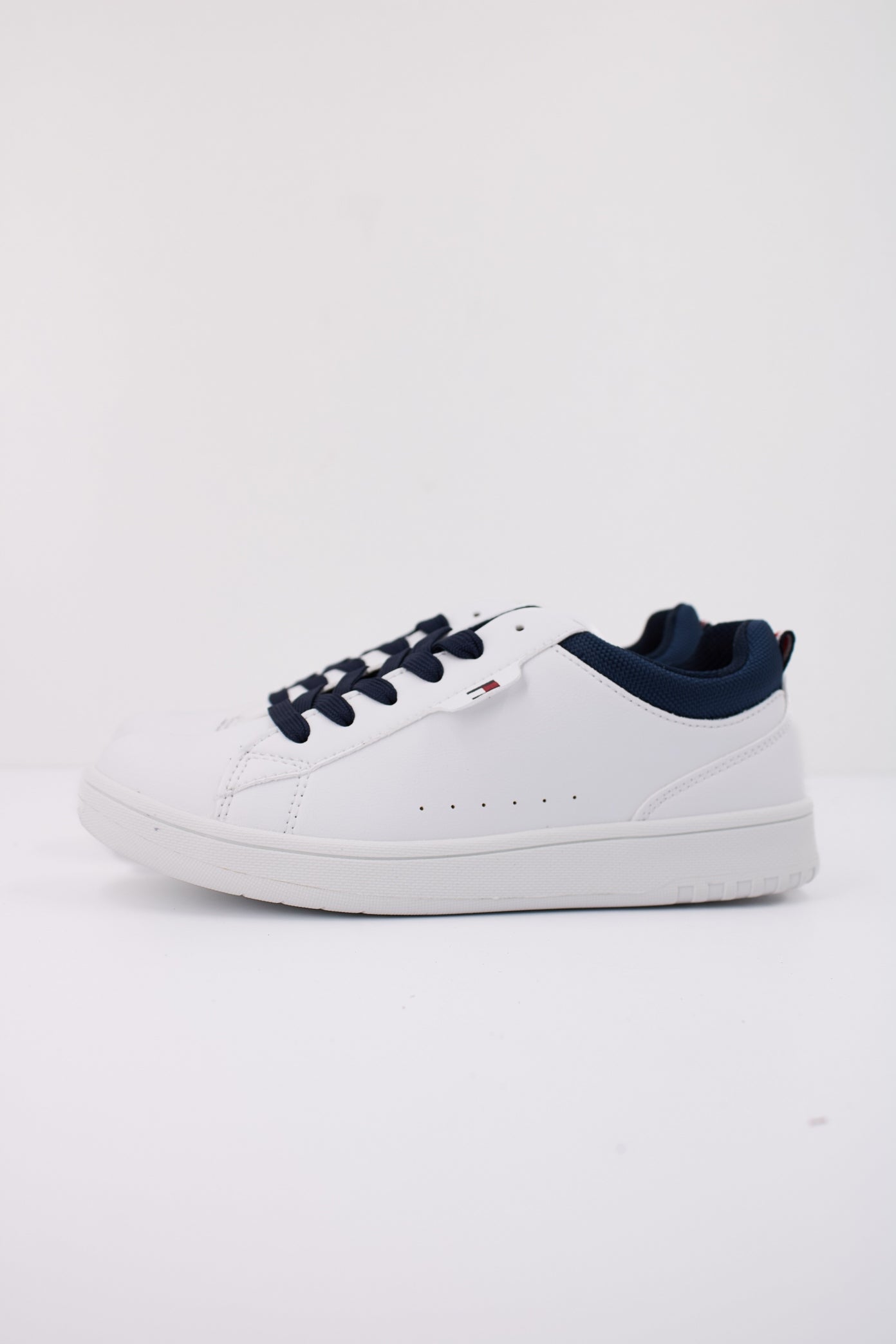 TOMMY HILFIGER LOW CUT LACE-UP  en color BLANCO  (1)