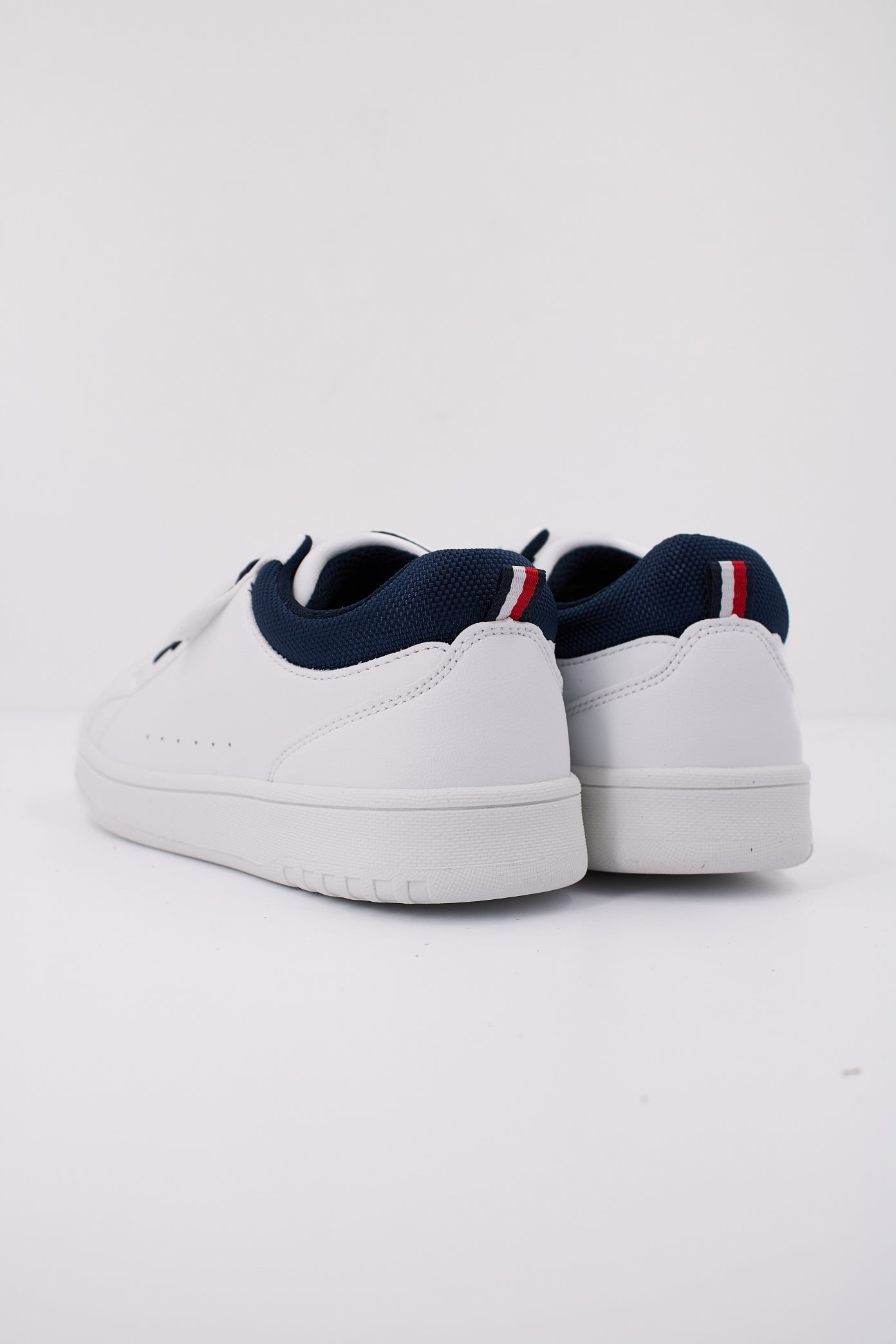 TOMMY HILFIGER LOW CUT LACE-UP  en color BLANCO  (4)