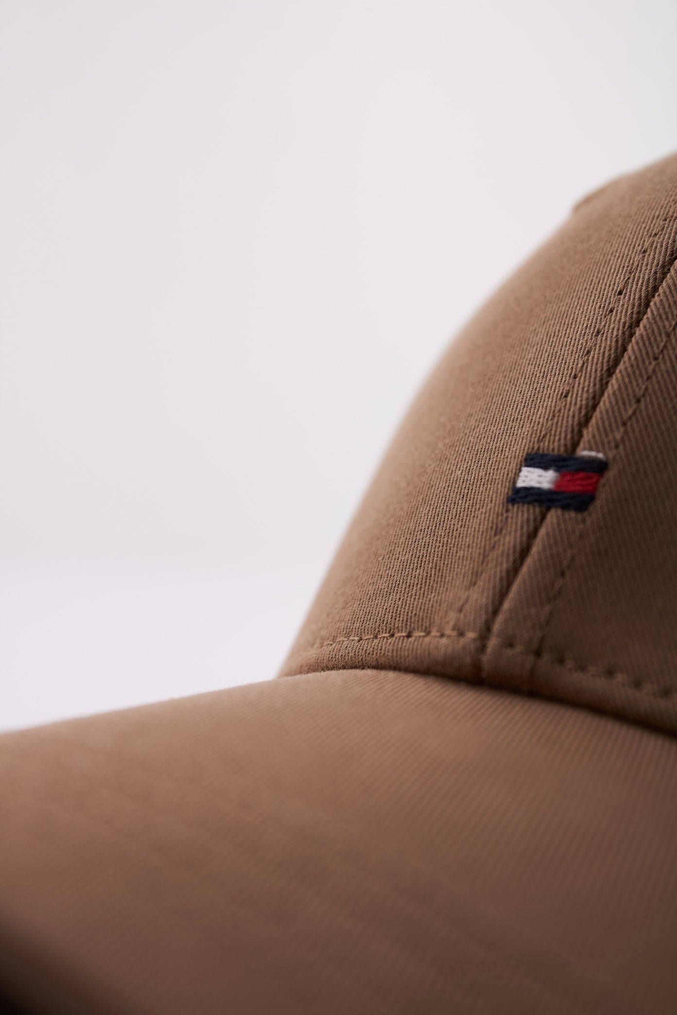 TOMMY HILFIGER ESSENTIAL FLAG CAP en color MARRON CLARO  (4)