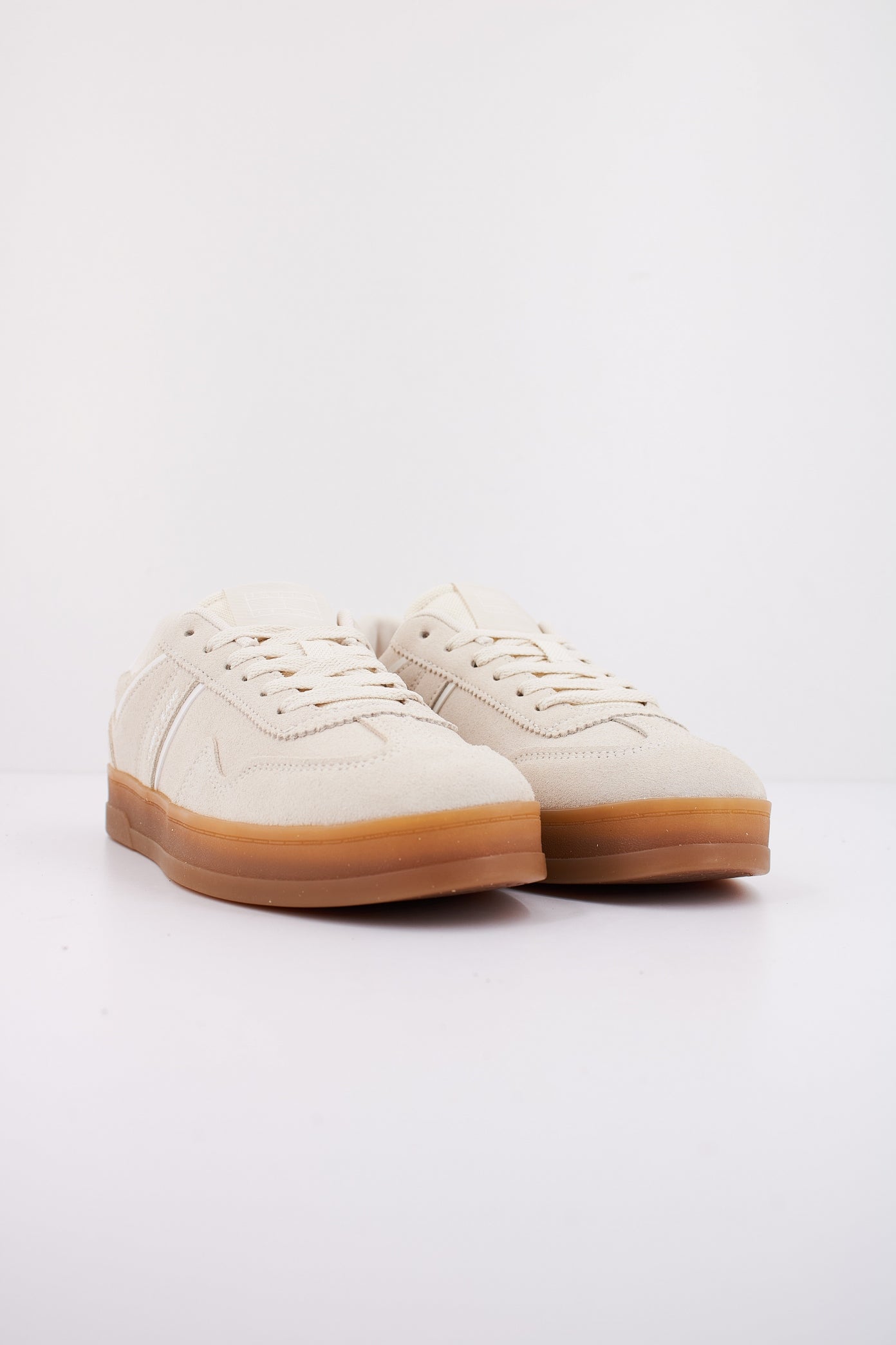 TOMMY HILFIGER  THE GREENWICH SUEDE en color BLANCO  (2)